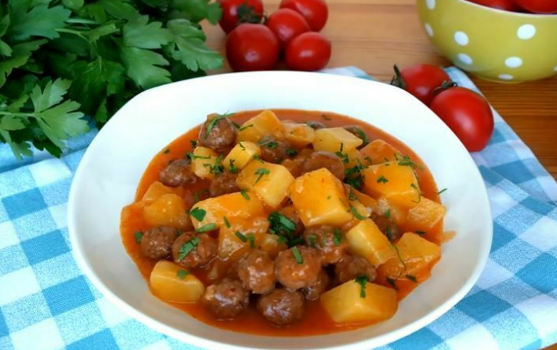 Une photo de boulettes de viande juteuses (sulu köfte)
