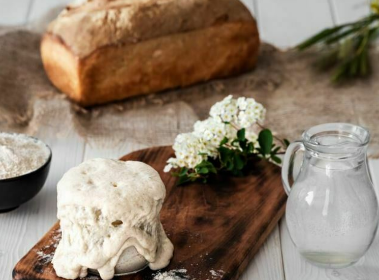 Una foto de pan elaborado con masa madre y masa madre