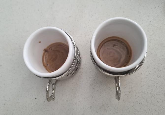 A photo showing how to pour coffee foam evenly into cups